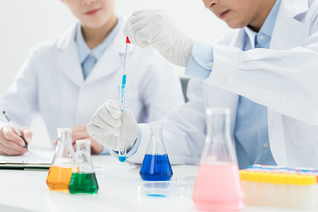 Présentation du kit de test rapide d'antigène SARS-CoV-2 / GRIPPE A et B / RSV