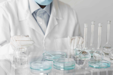 Milieu eau peptonée : support fiable pour l’identification bactérienne moderne